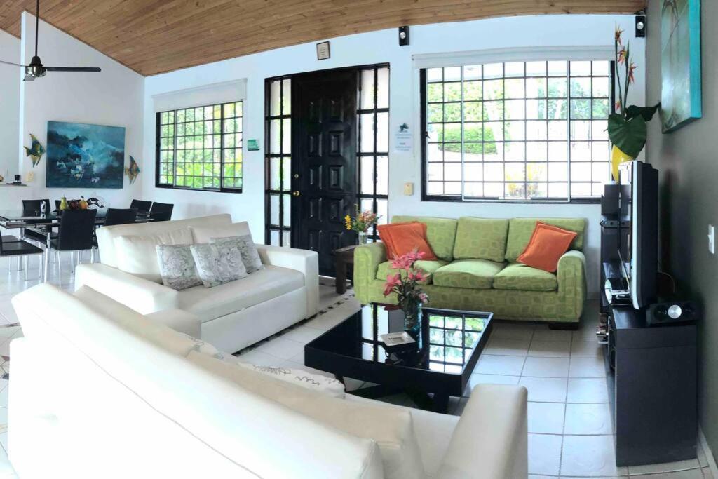 Amazing House Private Swimming Pool & Air Conditioner Melgar